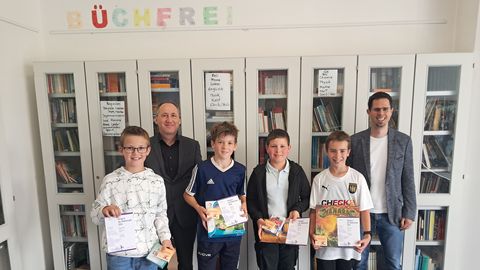Bildunterschrift: Mathematiklehrer Ludwig Albrecht und Schulleiter Bernd Geiser mit den diesjährigen Preisträgern