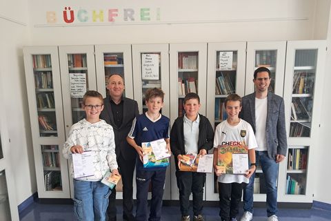 Bildunterschrift: Mathematiklehrer Ludwig Albrecht und Schulleiter Bernd Geiser mit den diesjährigen Preisträgern