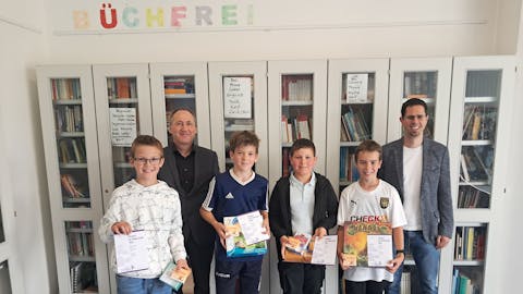 Bildunterschrift: Mathematiklehrer Ludwig Albrecht und Schulleiter Bernd Geiser mit den diesjährigen Preisträgern