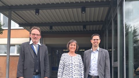 Hansjörg Lachenmann. Michaele Siebert und  Schulleiter Bernd Geiser  