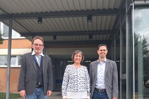 Hansjörg Lachenmann. Michaele Siebert und  Schulleiter Bernd Geiser  