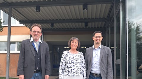 Hansjörg Lachenmann. Michaele Siebert und Schulleiter Bernd Geiser
