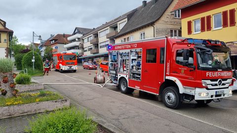 Löschzug an der Vorderseite der Stadthalle; dazu war die Hauptstraße komplett gesperrt.