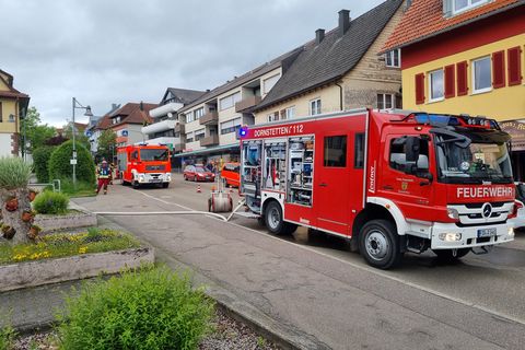 Löschzug an der Vorderseite der Stadthalle; dazu war die Hauptstraße komplett gesperrt.