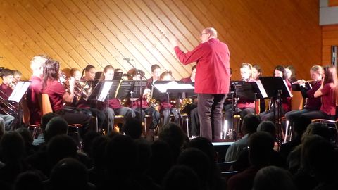 Die ConcertBand mit ihrem Dirigent Björn Ludwig