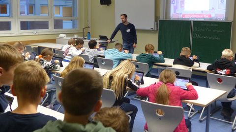Gemeinsam mit Geografielehrer Tobias Dedisch entdeckten die Viertklässler die digitalen Möglichkeiten am GyDo. 