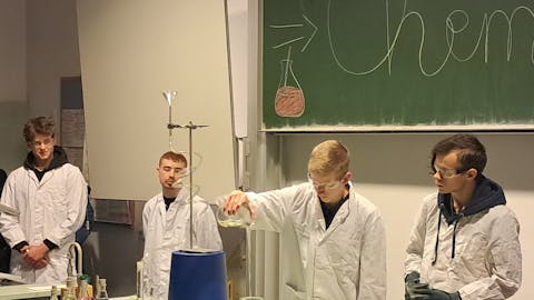Schülerinnen und Schüler der Jahrgangsstufe 2 begeisterten die Zuschauer mit ihrer selbst entworfenen Chemie-Show
