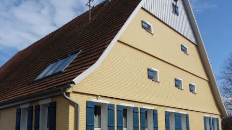 Das schindelverkleidete 1791 errichtete Fachwerkhaus erhielt beim Fachwerkpreis 2025 eine Anerkennung.