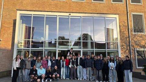 Abschiedsbild vor dem Haupteingang des St. Bonifatius-Colleges Utrecht