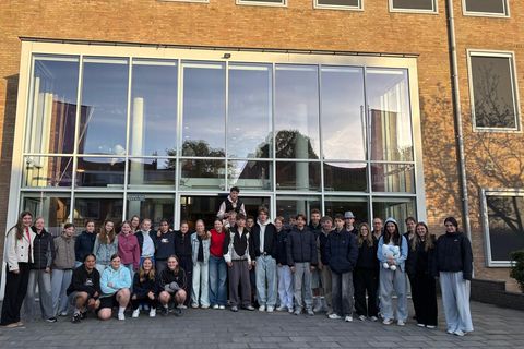 Abschiedsbild vor dem Haupteingang des St. Bonifatius-Colleges Utrecht