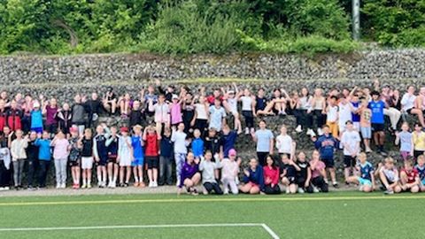 Voller Einsatz und gute Stimmung: Die 5. Klassen beim Sporttag auf dem Kunstrasenplatz