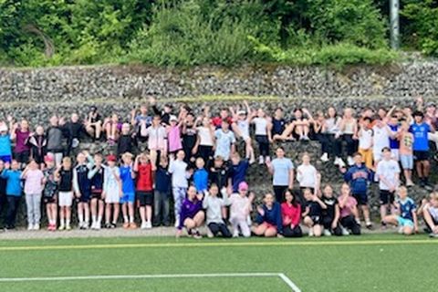 Voller Einsatz und gute Stimmung: Die 5. Klassen beim Sporttag auf dem Kunstrasenplatz