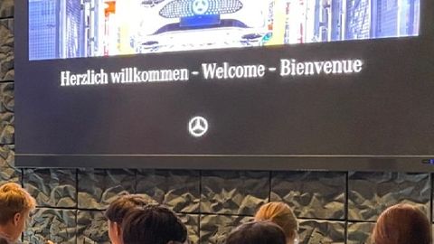 Begrüßung der Gruppe bei Mercedes Benz