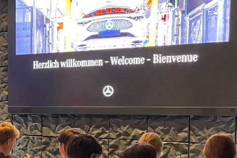 Begrüßung der Gruppe bei Mercedes Benz