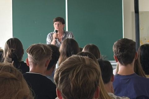 MdB Esken im Gespräch mit Schülern der Klassenstufe 9