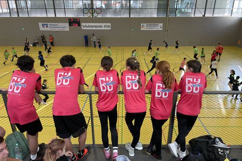 Ein Teil der GyDo-Mannschaft verfolgt gespannt den weiteren Wettkampf bei der Schulolympiade in Pfalzgrafenweiler. 