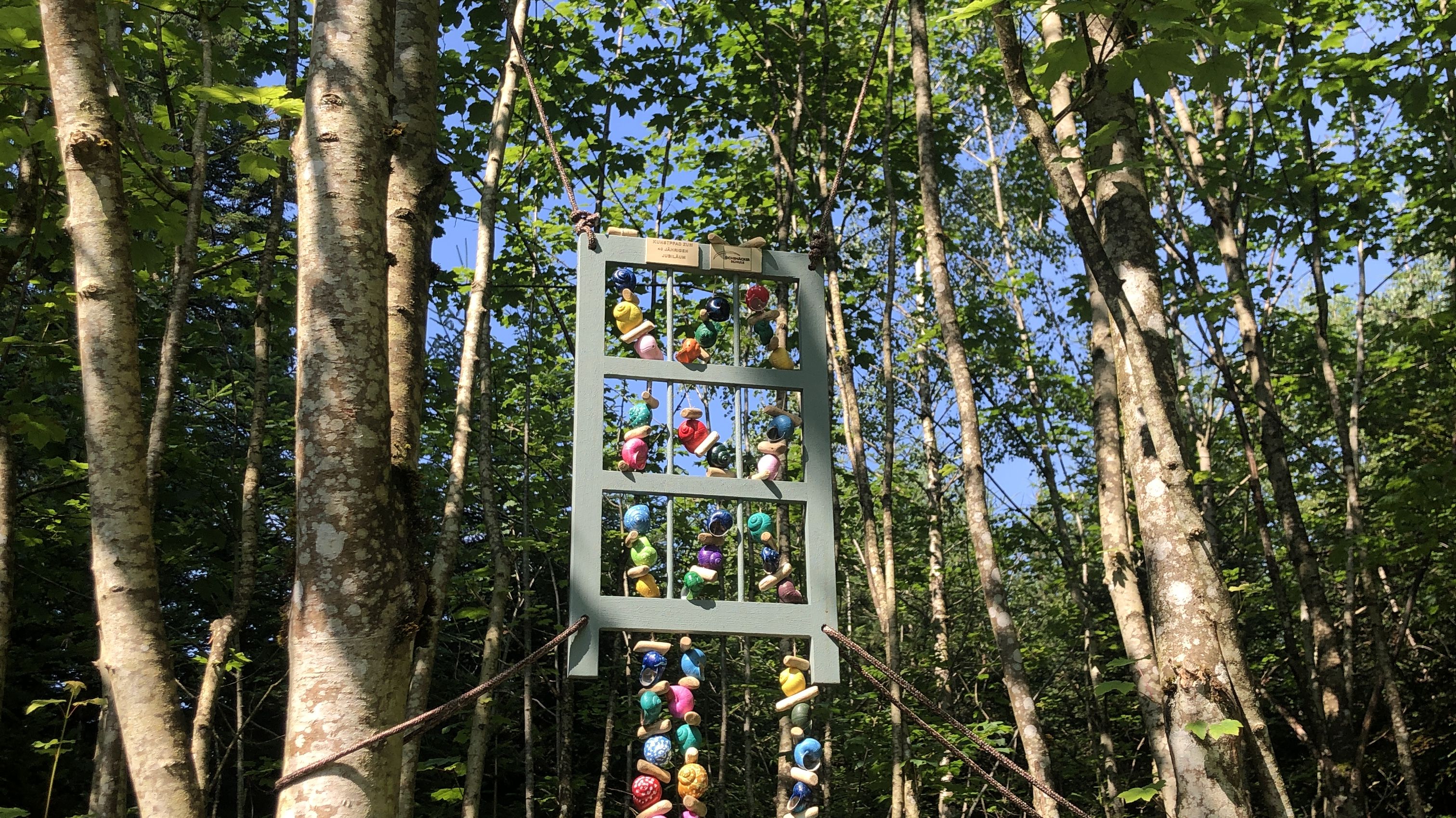 Kunstwerke am Wegesrand auf dem Kunstpfad der Eichenäcker Schule Dornstetten