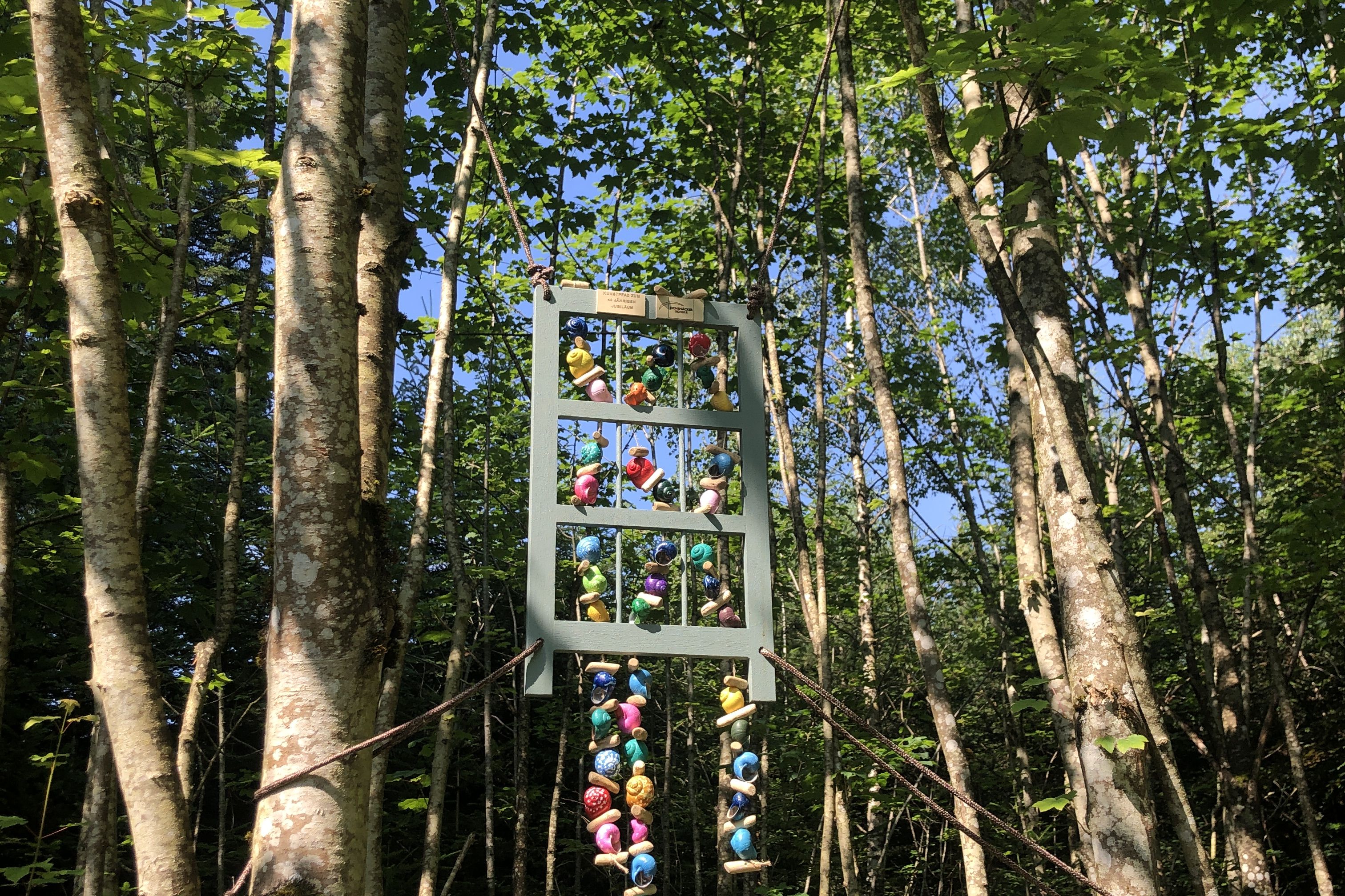 Kunstwerke am Wegesrand auf dem Kunstpfad der Eichenäcker Schule Dornstetten