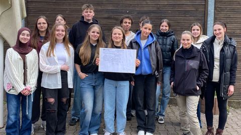 Schülergruppe bei der Spendenübergabe 