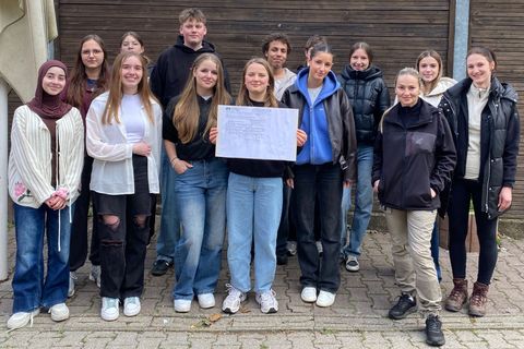 Schülergruppe bei der Spendenübergabe 