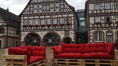 Das Rote Sofa der Ideenstube lädt ein: "Komm setz dich doch dazu"