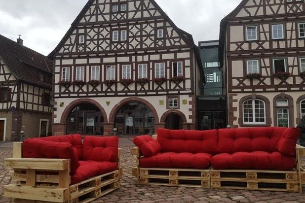 Das Rote Sofa der Ideenstube lädt ein: "Komm setz dich doch dazu"