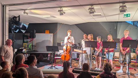 Ein musikalischer Abschied: Der Musik-LK und Johannes Köstler auf der Bühne des GyDo-Sommerkonzerts