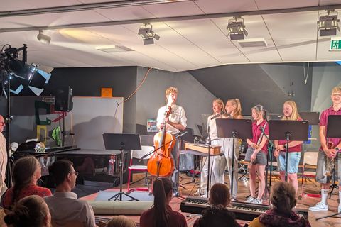 Ein musikalischer Abschied: Der Musik-LK und Johannes Köstler auf der Bühne des GyDo-Sommerkonzerts