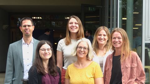 Schulleiter Bernd Geiser, Annika Reiser, Nadine Brezing, Lisa Huber, Kerstin Markovits Hoopii und Dinah Thaler (v. l.)  