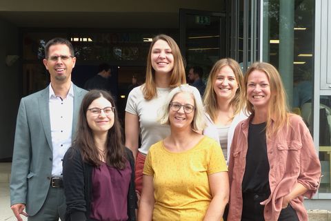 Schulleiter Bernd Geiser, Annika Reiser, Nadine Brezing, Lisa Huber, Kerstin Markovits Hoopii und Dinah Thaler (v. l.)  