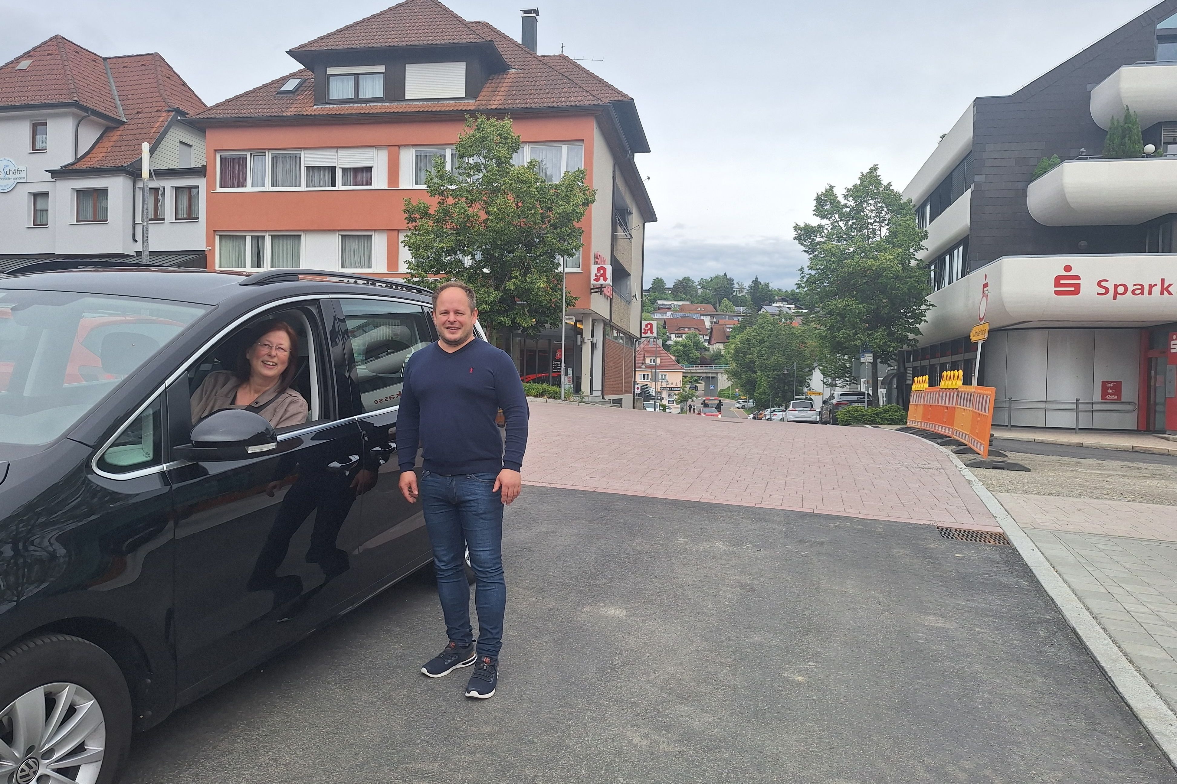 Stellv. Bürgermeisterin Ilona Costantino verschafft sich gemeinsam mit Bauamtsleiter Alexander Mönch einen ersten Eindruck nach Fertigstellung der Heselwiesenstraße