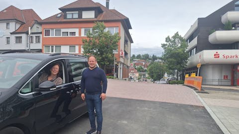Stellv. Bürgermeisterin Ilona Costantino verschafft sich gemeinsam mit Bauamtsleiter Alexander Mönch einen ersten Eindruck nach Fertigstellung der Heselwiesenstraße