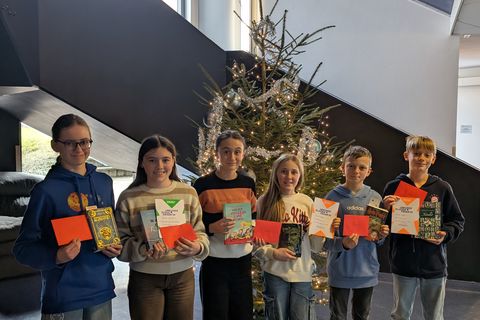 Die diesjährigen Teilnehmerinnen und Teilnehmer des Vorlesewettbewerbs am GyDo