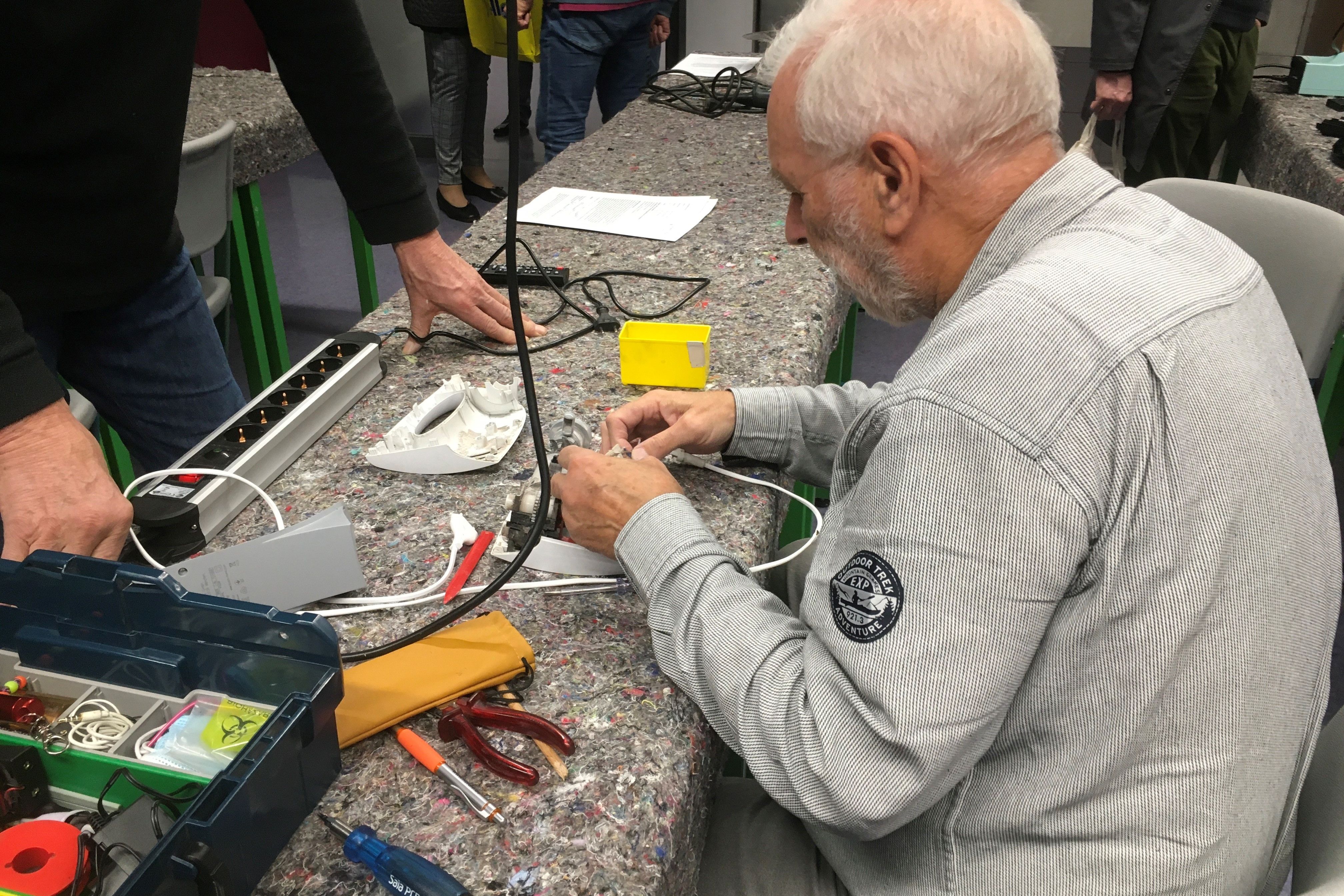 Repair-Café: Fachkundige Helfer unterstützen bei der Reparatur