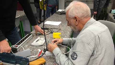 Repair-Café: Fachkundige Helfer unterstützen bei der Reparatur