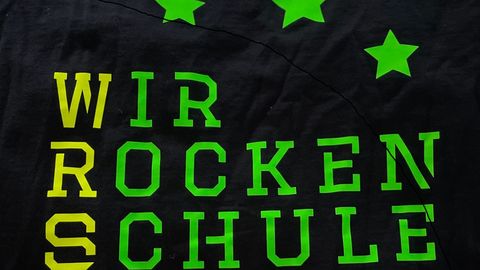 Das Schulmotto auf dem Schulshirt