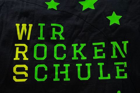 Das Schulmotto auf dem Schulshirt