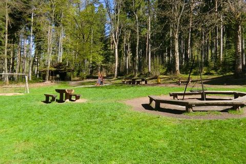 Grillplatz mit Spielplatz und Sitzgelegenheit