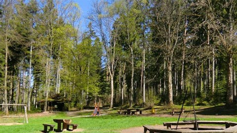 Grillplatz mit Spielplatz und Sitzgelegenheit