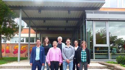 Ein Teil der neuen Lehrerinnen und Lehrer am GyDo mit Schulleiter Bernd Geiser