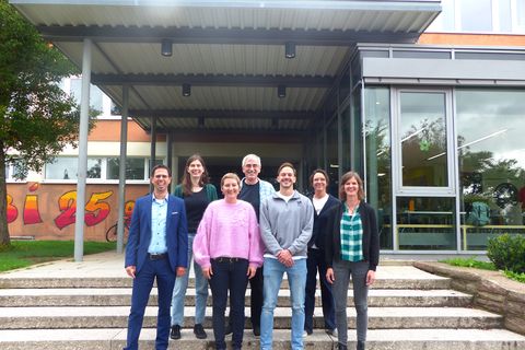 Ein Teil der neuen Lehrerinnen und Lehrer am GyDo mit Schulleiter Bernd Geiser