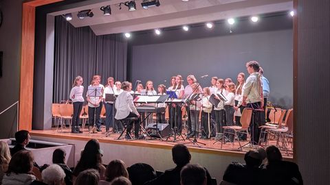Der Unterstufen- und Oberstufenchor gemeinsam auf der Bühne