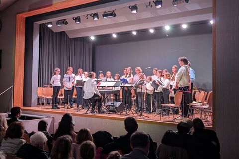 Der Unterstufen- und Oberstufenchor gemeinsam auf der Bühne