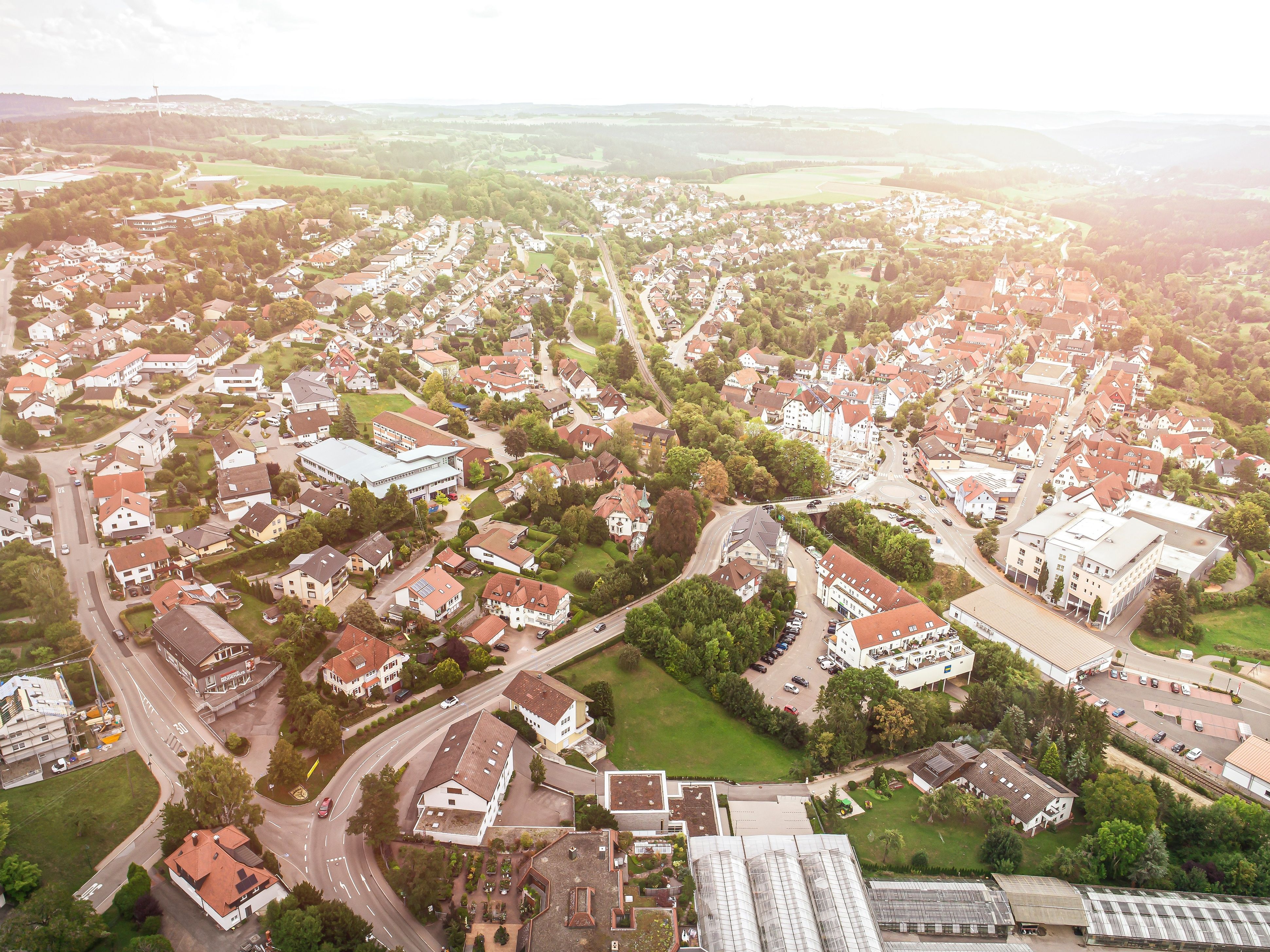 Zahlreiche kleine und mittlere Unternehmen erstrecken sich über die Gewerbegebiete Dornstettens