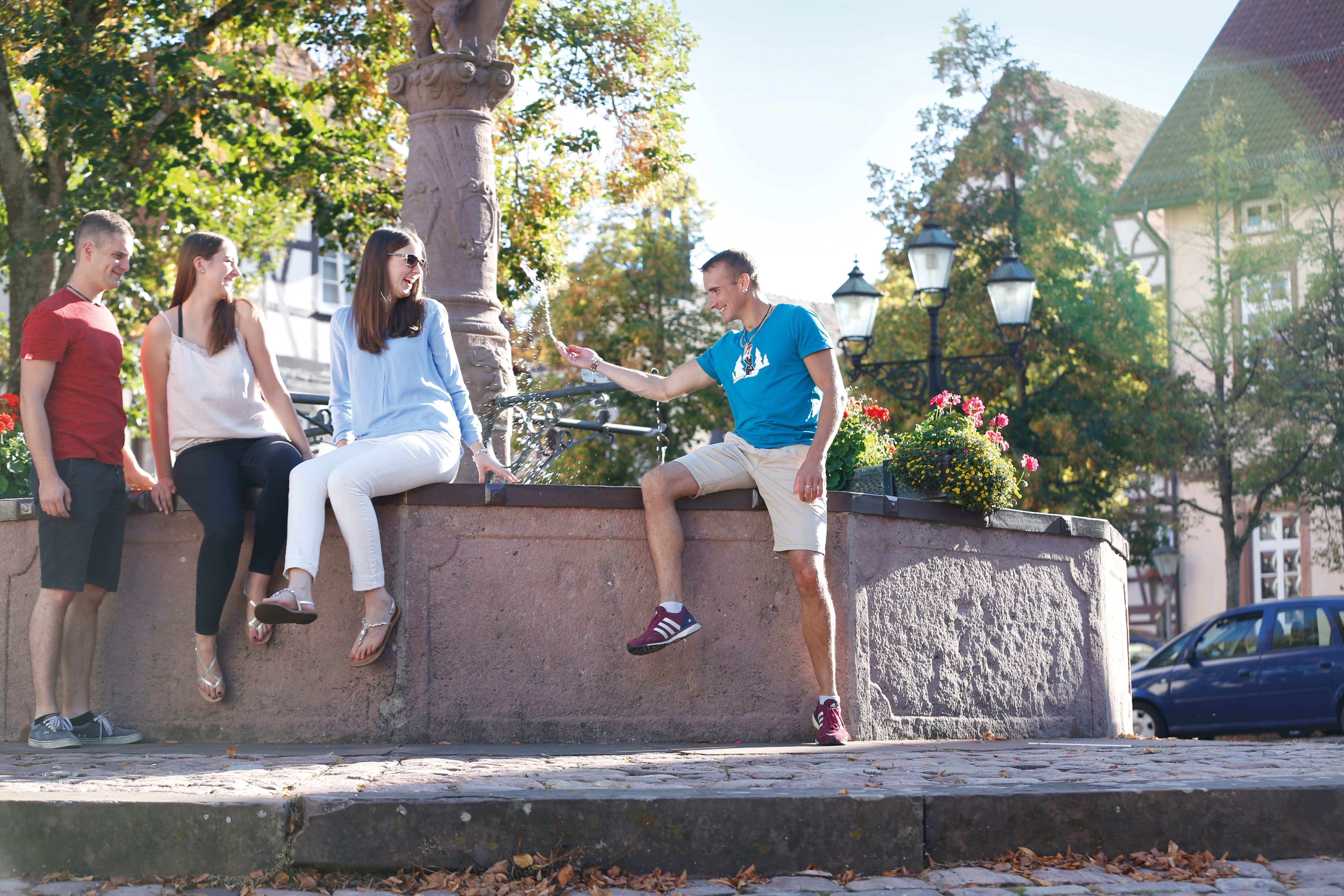 Menschen in der Stadt bei Sonnenschein