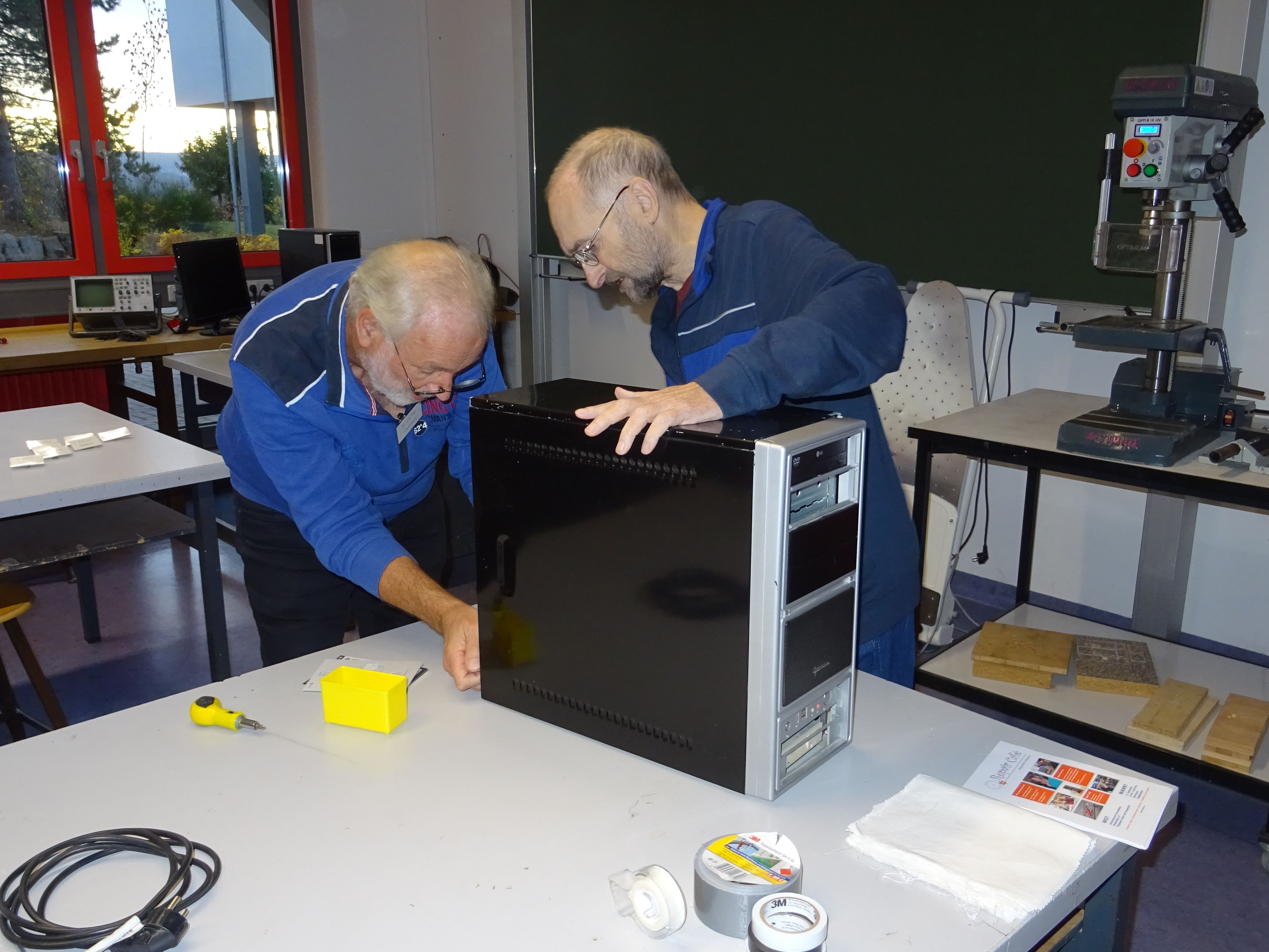 Grundsatz des Repair Cafés: Alle Gegenstände, die man gut unter den Arm klemmen kann, dürfen zur Reparatur mitgebracht werden.