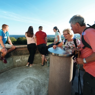 Wandergruppe beim Aussichtspunkt Königskanzel